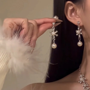 Floral pearl earrings and necklace set with rhinestones in elegant silver finish