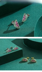Vue détaillée des boucles d'oreilles pastèque avec zircons colorés et étincelants