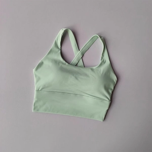 Détail du soutien-gorge de sport vert menthe avec bretelles croisées et ourlet large