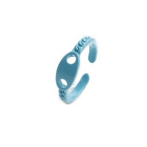Makro-Detail eines hellblauen Emaille-Rings mit geometrischer Textur und offener Schiene