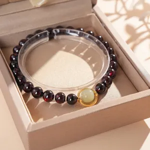 Élégant bracelet en grenat et jade Hetian dans un luxueux coffret cadeau couleur champagne