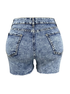 Detalle de los shorts vaqueros azules con lavado ácido, flecos y bolsillos traseros