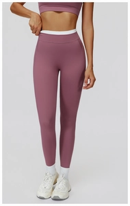 Detail der Yoga-Leggings mit hohem Bund, weißem Kontrast-Taillenbund in Altrosa Stretch