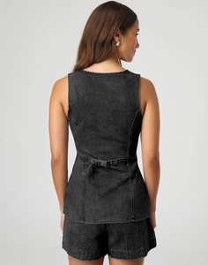 Vue arrière d'un ensemble en jean noir lavé avec gilet sans manches et short taille haute