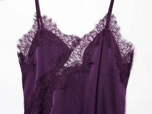 Détails d'un caraco en satin violet foncé avec bordure délicate en dentelle cils