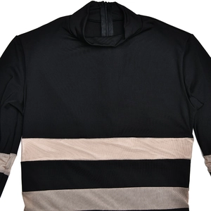 Détail de la robe à col rond avec patchwork en mesh noir et beige et zip arrière