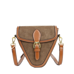 Bolso de hombro retro de ante marrón con adornos de cuero y hebillas metálicas doradas