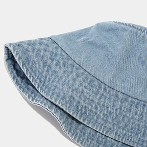 Detailansicht des hellblauen Denim-Fischerhuts mit Twill-Textur und feinen Nähten