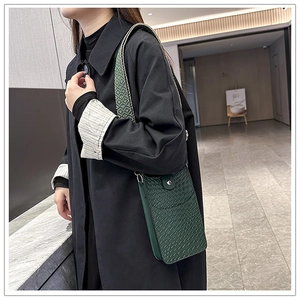 Detail der dunkelgrünen gewebten Handytasche mit breitem Jacquard-Schultergurt im Detail
