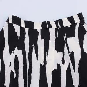 Detalle de falda midi para mujer con estampado abstracto de pinceladas en blanco y negro