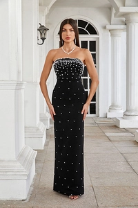 Détail des perles blanches brodées sur la robe de soirée longue bustier noire