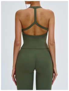 Dettaglio del design a Y scavato sulla schiena di un top da yoga verde oliva