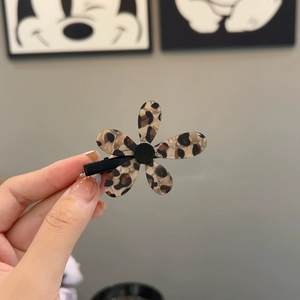Barrette à cheveux fleurie en acrylique avec motif léopard rétro et design à cinq pétales
