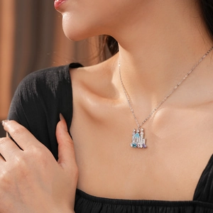 Primo piano della collana con ciondolo castello placcata oro e zirconi su modella