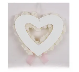 Vue arrière d'une couronne de roses blanches en forme de cœur avec support et cordon