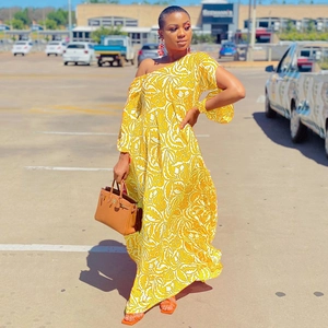 Robe longue fleurie à épaule dénudée jaune pour un look bohème d'été élégant