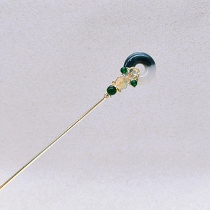 Pic à cheveux doré élégant avec perles en jade synthétique vert foncé et blanc rétro