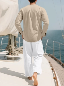 Herren-Set aus khakifarbenem Leinenhemd und weißer Hose, getragen auf einer Yacht