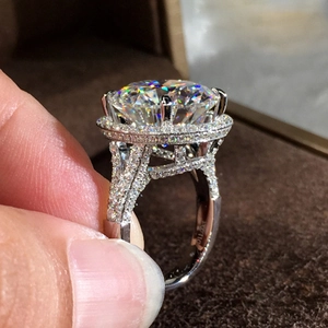 Luxury 11ct round brilliant cut halo wedding ring in PT950 platinum with pave band