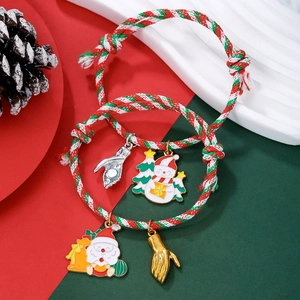 Weihnachts-Paararmbänder mit Weihnachtsmann und Magnet-Händen auf festlichem Hintergrund