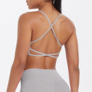 Détail de la brassière de sport gris clair avec fines bretelles croisées dans le dos