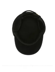 Dettaglio della fodera termica spessa e della protezione per le orecchie del berretto nero