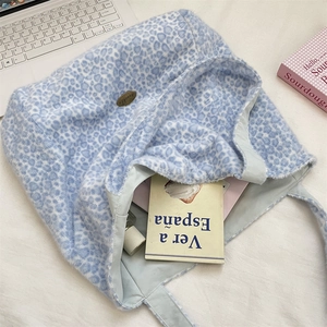 Détail de l'intérieur du grand sac cabas en fausse fourrure léopard bleu avec logo chic
