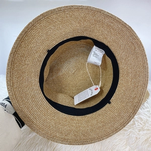 Flacher Strohhut für Damen mit schwarzer Schleife und Markendetail innen