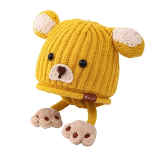 Handgefertigte gelbe Bären-Strickmütze für Kinder mit Ohrenklappen und Pfotendekoration