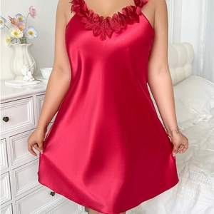 Nuisette rouge en satin avec col à volants dans une chambre minimaliste lumineuse