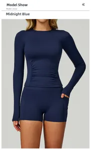 Detailansicht des mitternachtsblauen Yoga-Sets mit langärmeligem Oberteil und Shorts