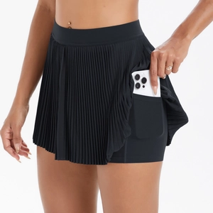 Detail eines schwarzen Sport-Faltenrocks mit integrierter Shorts und versteckter Handytasche