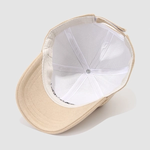 Detail der Innenseite der beigen Kinder-Baseballkappe mit Klettverschluss und Futter
