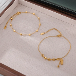 Bracelet de cheville en acier titane doré avec perles carrées et maillons à boucle
