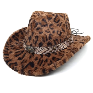 Detailansicht von Cowboyhut mit Leopardenmuster, Stierkopf-Emblem und Nietenbesatz