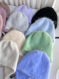 Nahaufnahme der Angora-Kaninchenhaar-Strickmützen in Pastellfarben mit flauschiger Textur