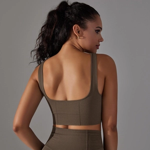Détail du soutien-gorge de sport vert olive sans couture avec dos croisé et texture côtelée
