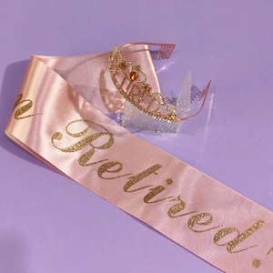 Details des Sets aus rosa Satinschärpe und roségoldener Strasskrone für den Ruhestand