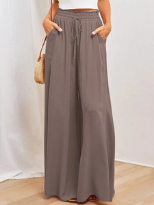 Détail du pantalon large taille haute taupe avec taille élastique à cordon serrage
