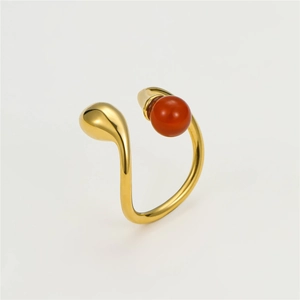 Bague ajustable plaquée or 18 carats avec motif goutte d'eau et incrustation de pierre rouge