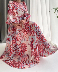 Robe longue fleurie élégante avec col rond et manches bouffantes sur mannequin