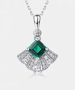 Gros plan détaillé du pendentif en forme d'éventail en argent S925 avec émeraude et zircon