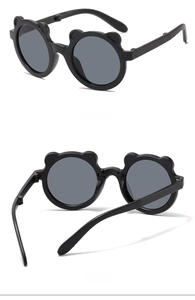 Détail des lunettes de soleil pliables avec oreilles d'ours et monture noire enfant