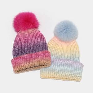 Bonnet tricoté dégradé chic avec pompon en fausse fourrure pour la chaleur hivernale