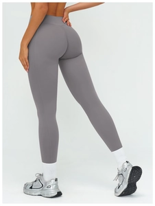 Gros plan sur un legging de yoga gris taille haute avec tissu compressif et effet galbant
