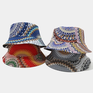 Dettaglio di quattro vivaci stampe bohémien floreali e geometriche su cappelli alla pescatora