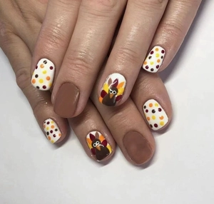 Vue détaillée de faux ongles courts et ronds avec dinde de Thanksgiving et pois colorés