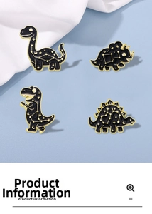 Détail de quatre broches dinosaures en émail noir avec motifs de constellations dorées