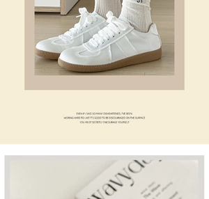 Gros plan de baskets rétro en cuir blanc avec semelles en gomme marron et lacets crème