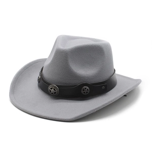 Détail du chapeau de cowboy en feutre gris avec bandeau en cuir et rivets étoiles